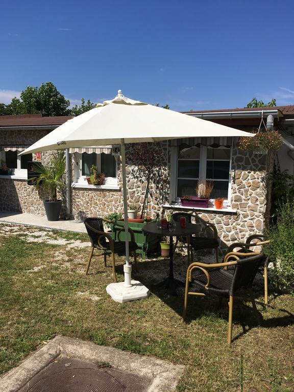 Aerotel Versailles Saint Cyr - L'Etape Du Silence Exterior foto
